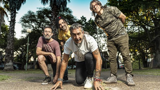 Kapanga celebra 25 años de su primer disco A 15 cm de la realidad. Mono y Maikel cuentan cómo fue el inicio de la banda.