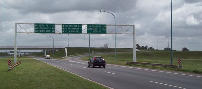 Hallan armas y uniformes policiales en el auto de un hombre que eludió un control y se mató