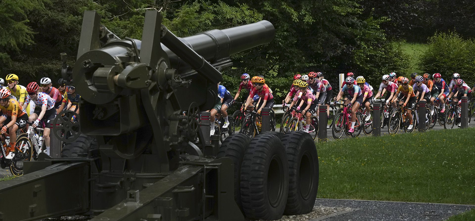 El pelotón en el que está Demi Vollering, de Holanda, con la camiseta amarilla de líder de la clasificación general, segunda a la izquierda, pasa un obús estadounidense M115, un recordatorio de la Batalla de las Ardenas de la Segunda Guerra Mundial, cerca de Bastogne, durante la quinta etapa del Tour de Francia femenino, que comienza en Bastogne, Bélgica, y termina en Amneville, Francia, el jueves 15 de agosto de 2024. (Foto AP/Peter Dejong) El pelotón en el que está Demi Vollering, de Holanda, con la camiseta amarilla de líder de la clasificación general, segunda a la izquierda, pasa un obús estadounidense M115, un recordatorio de la Batalla de las Ardenas de la Segunda Guerra Mundial, cerca de Bastogne, durante la quinta etapa del Tour de Francia femenino, que comienza en Bastogne, Bélgica, y termina en Amneville, Francia, el jueves 15 de agosto de 2024. (Foto AP/Peter Dejong)