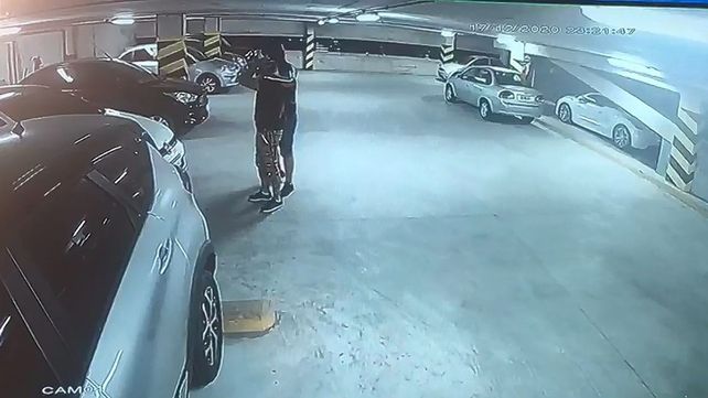 Se entregó el dueño del vehículo pero la cámara de seguridad de un estacionamiento muestra que el que conducía el auto no era él.