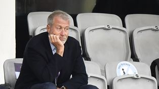 El Reino Unido impuso este jueves sanciones a siete empresarios rusos, entre ellos el dueño del Chelsea, Roman Abramovich.&nbsp;