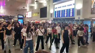 Los alumnos bailando al ritmo de Lali Espósito. Foto: captura de video