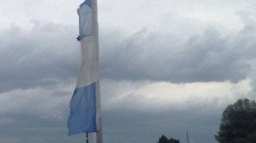 Rosario: un fuerte viento rompió en dos pedazos la bandera del mástil mayor del Monumento