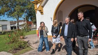 Timbúes. El presidente comunal, Antonio Fiorenza, y la ministra de Cultura, Susana Rueda, recorrieron el circuito histórico