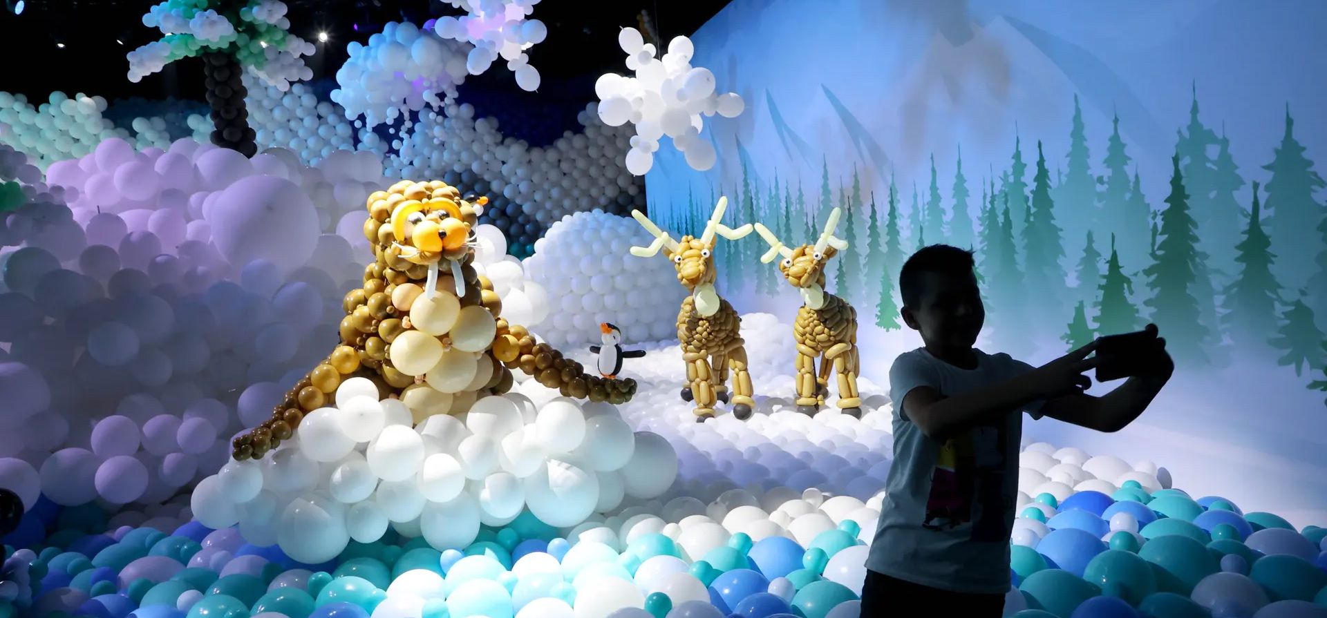 Tel Aviv, Israel. Un visitante toma fotos en la exposición Balloon Story, que destaca la fusión de creatividad y sostenibilidad. Fotografía: Xinhua/Shutterstock Tel Aviv, Israel. Un visitante toma fotos en la exposición Balloon Story, que destaca la fusión de creatividad y sostenibilidad. Fotografía: Xinhua/Shutterstock