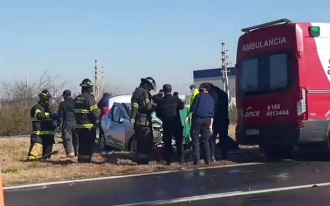 Bomberos Voluntarios y la policía de San Lorenzo trabajan en el lugar donde se produjo el choque.&nbsp;