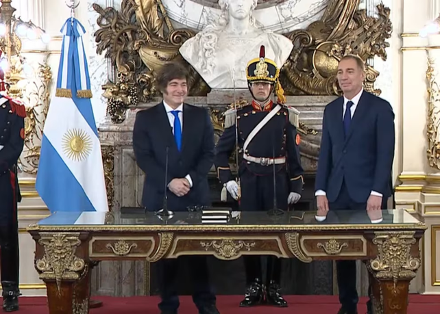 Milei le tomó juramento a Santilli en la Casa Rosada.