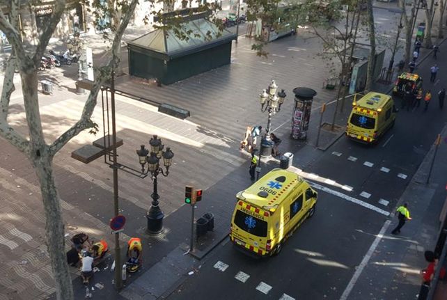 Un atentado reivindicado por ISIS dejó 13 muertos y sembró el terror en Barcelona