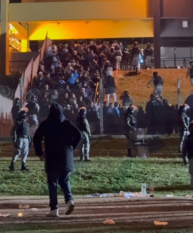 Tensa salida. La policía uruguaya abrió las puertas de la popular sobre la 1.30 de la madrugada del miércoles.