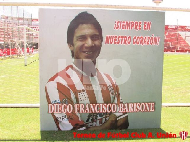 Siempre presente. La gigantografía de Bari fue uno de los íconos que tuvo las 3 jornadas del torneo que lleva su nombre.&nbsp;