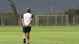 Miguel Angel Russo observa el cielo en la previa de la práctica de ayer. El plantel no pudo entrenar.