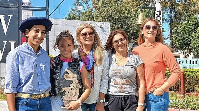 En San Francisco. Sol (de boina) junto a la jocketa que se adjudicó la segunda fecha del torneo