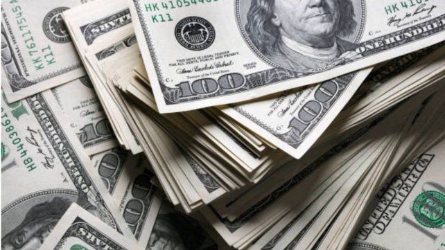 El dólar oficial abrió la semana con una baja de $10.&nbsp;