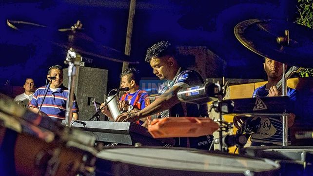 Grupo Inesperados es una banda de Paraná que anhela llegar lejos en la movida tropical. Hoy pasaron por Luz