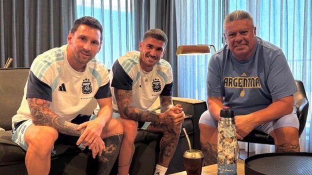 Tapia y una nueva foto con Messi y De Paul antes del partido de la Selección