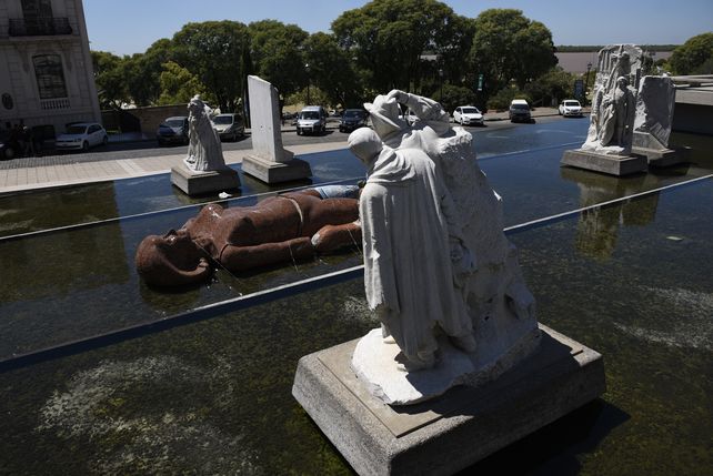 Una gigantesca mujer de cerámica sorprende en el pasaje Juramento