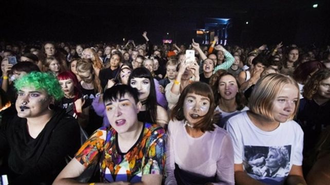 Sólo las chicas. No dejan entrar hombres para evitar abusos sexuales.