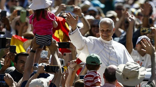 El Papa León XIV saluda a la gente congregada en la Plaza de San Pedro.&nbsp;