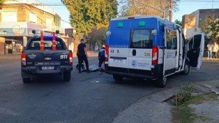 El cuerpo de delincuente quedó sobre el pavimento en la esquina de Santa Fe y Pascual Rosas. El custodio de la empresa fue liberado.