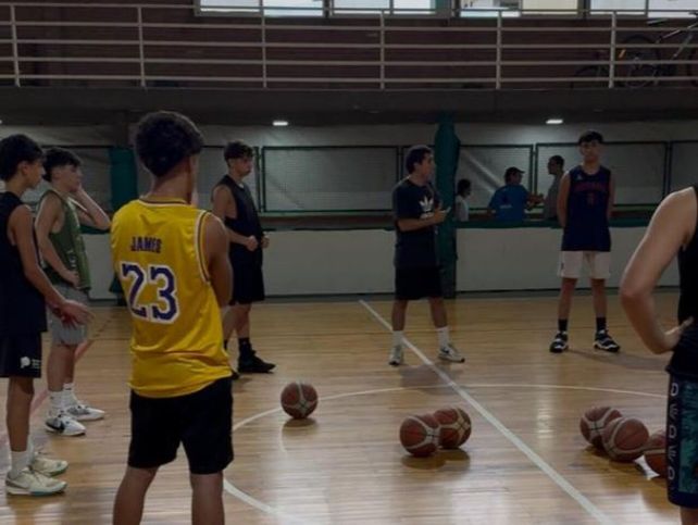 El entrenador de básquet Franco Rutinelli formó una academia para perfeccionar las cualidades de los jugadores.