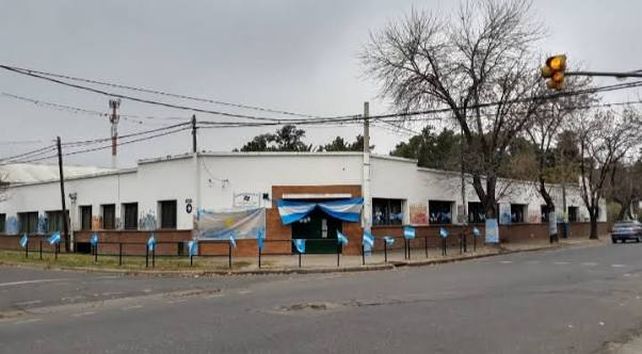 No es la primera vez que dejan carteles mafiosos y banderas en el jardín de infantes.