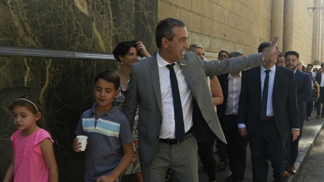 Javkin y su familia rumbo al Palacio de los Leones.