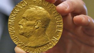 Pagaron un millón de dólares por la medalla del primer Nobel argentino