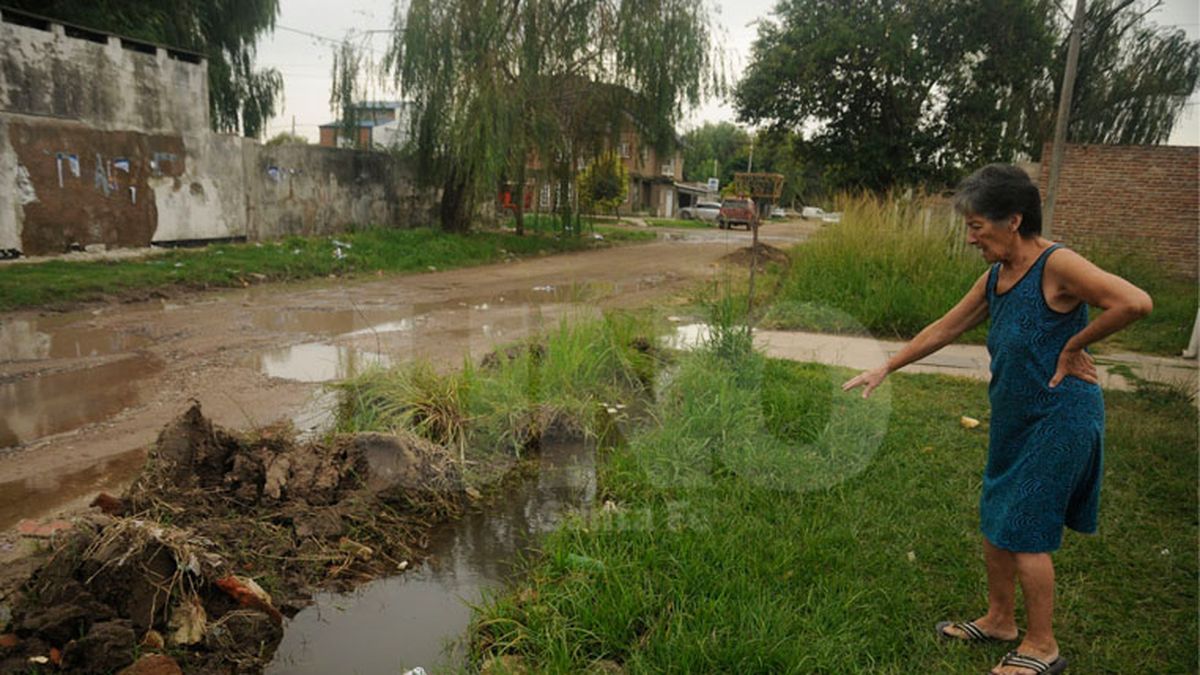 Barrio Transporte: una pérdida de agua convirtió la calle en una laguna