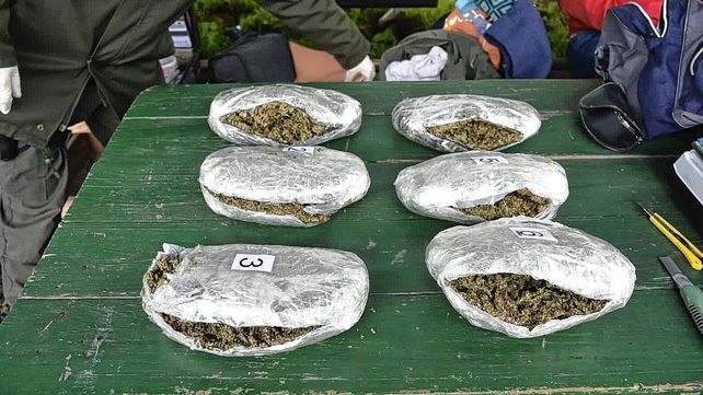 Operativos antidrogas, con detenidos, secuestro de dinero y marihuana