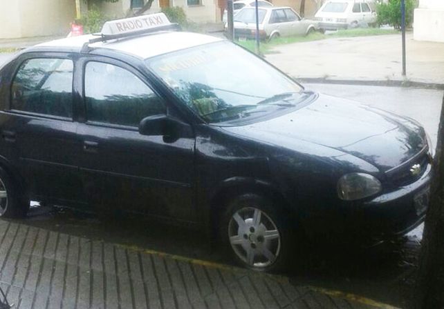 Un delincuente golpeó a una mujer taxista y se llevó el auto que conducía