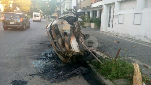 Un auto chocó contra un árbol, volcó y se incendió en Bulevar Gálvez