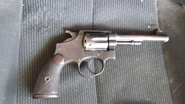 El revólver con el que el hombre les disparó a los efectivos de la Policía Comunitaria