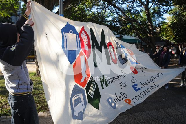 En reclamo del aumento del boleto, un grupo de estudiantes se movilizó hasta la Municipalidad