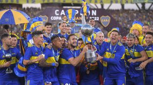 Boca con la copa tras ganarle la final a Tigre.