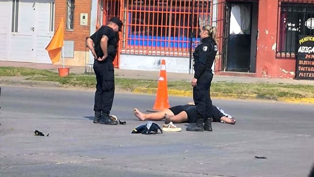 Murió un motociclista al chocar con un camión en la esquina de Peñaloza y Alberti