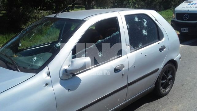 Feroz ataque. Así quedó el auto en el que viajaban las personas atacadas.&nbsp;