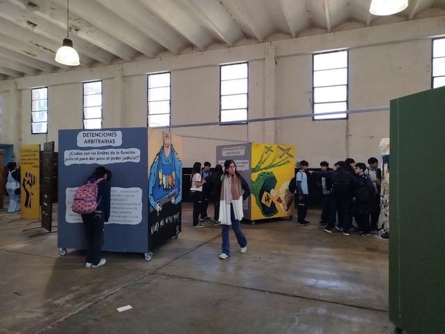 La sala de máquinas de La Perla es hoy un espacio intervenido por artistas con propuestas que interpelan sobre los derechos humanos.