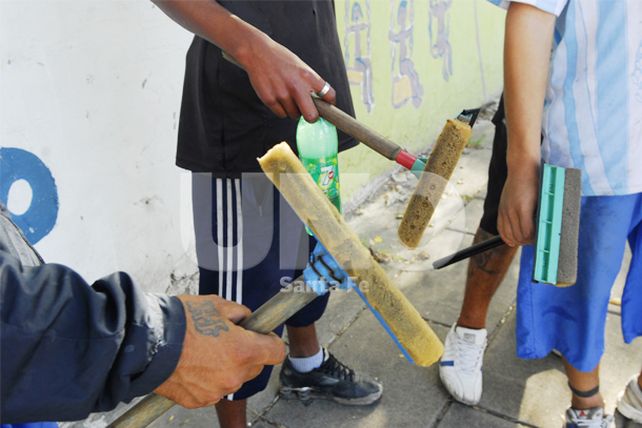 A pesar del programa, todavía quedan chicos limpiavidrios en la calle