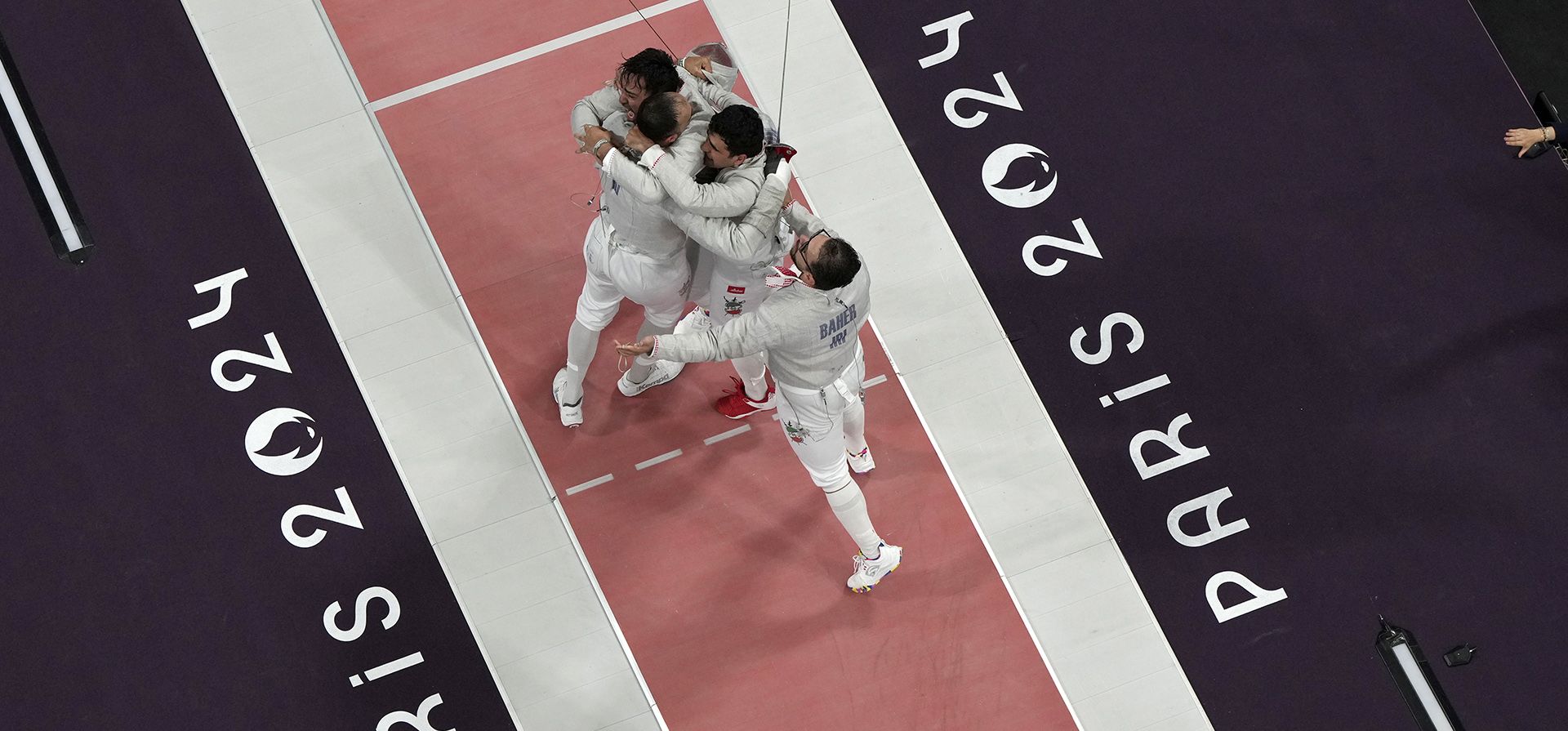 El equipo de sable masculino de Irán celebra tras derrotar a Estados Unidos en el partido de cuartos de final de sable por equipos en los Juegos Olímpicos de Verano de 2024, el miércoles 31 de julio de 2024, en París, Francia. (Foto AP/Christophe Ena) El equipo de sable masculino de Irán celebra tras derrotar a Estados Unidos en el partido de cuartos de final de sable por equipos en los Juegos Olímpicos de Verano de 2024, el miércoles 31 de julio de 2024, en París, Francia. (Foto AP/Christophe Ena)