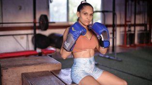 Lara Arener, con el rio de fondo y en el combate de semifondo.