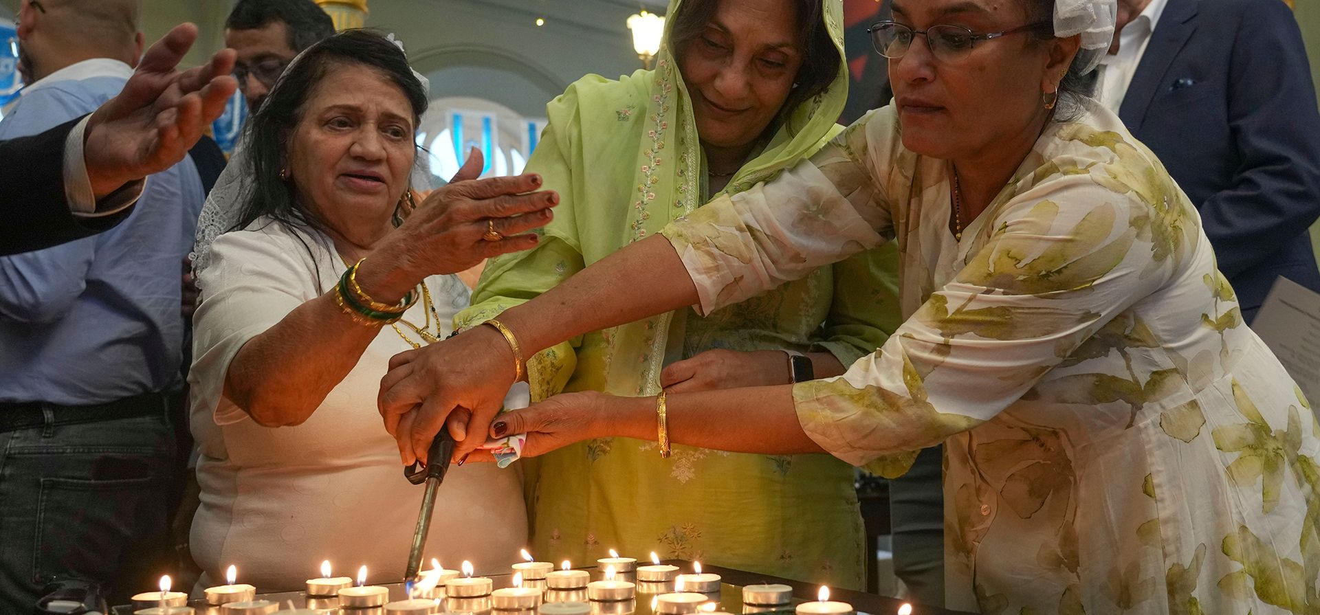 La gente enciende velas para conmemorar el Día Internacional de Conmemoración del Holocausto en la sinagoga Keneseth Eliyahoo en Mumbai, India, el martes 27 de enero de 2026. (Foto AP/Rafiq Maqbool) La gente enciende velas para conmemorar el Día Internacional de Conmemoración del Holocausto en la sinagoga Keneseth Eliyahoo en Mumbai, India, el martes 27 de enero de 2026. (Foto AP/Rafiq Maqbool)