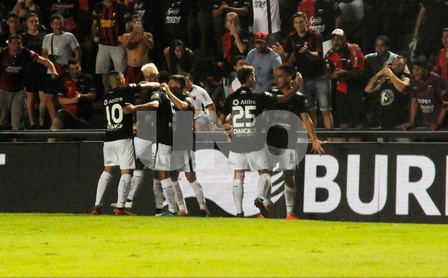 Colón le ganó a Gimnasia (LP) 1-0 y llega entonado al Clásico