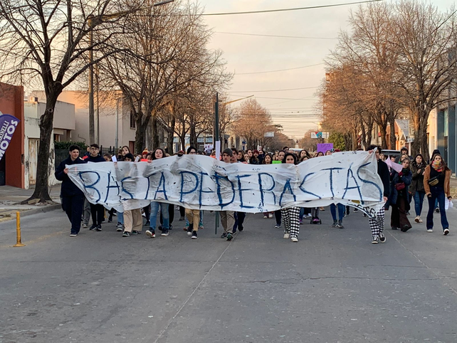 La marcha del viernes convocada por el Agite Feminista comenzó en la plaza San Martín y culminó en la puerta del Sagrado Corazón.
