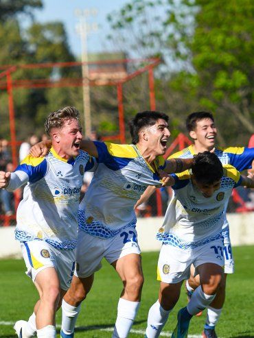 La reserva de Central dio vuelta un partido complicado y trepó a lo más alto de la tabla