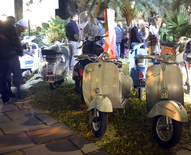 unas joyitas. Las clásicas motos se mostraron anoche frente al Consulado de Italia.