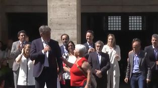 El momento en que la mujer lo agarra del brazo a Emilio Jatón.&nbsp;