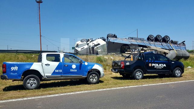 Un camionero resultó herido tras volcar en la Circunvalación Oeste