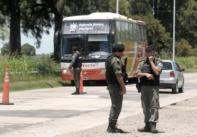 Se suman más efectivos a la búsqueda de los prófugos y hay revisiones auto por auto