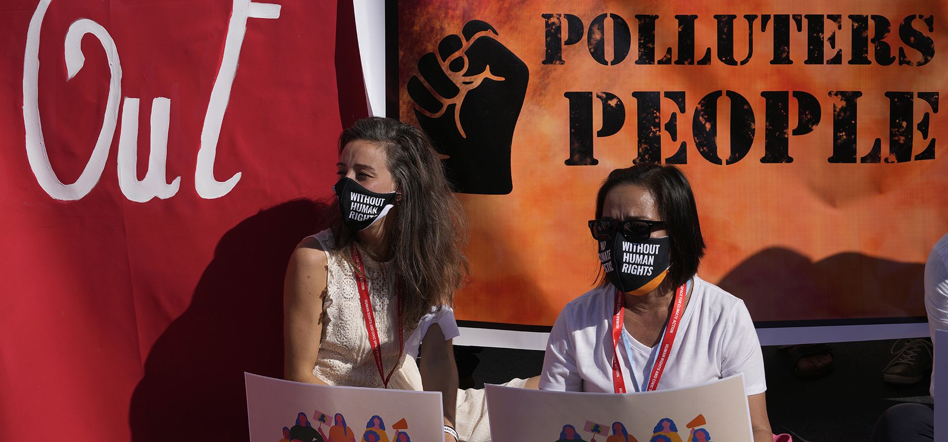 Mujeres portan carteles que dicen "no hay justicia climática sin derechos humanos" durante una protesta de Kick Big Polluters Out en la Cumbre Climática COP27 de la ONU, el jueves 10 de noviembre de 2022, en Sharm el-Sheikh, Egipto.