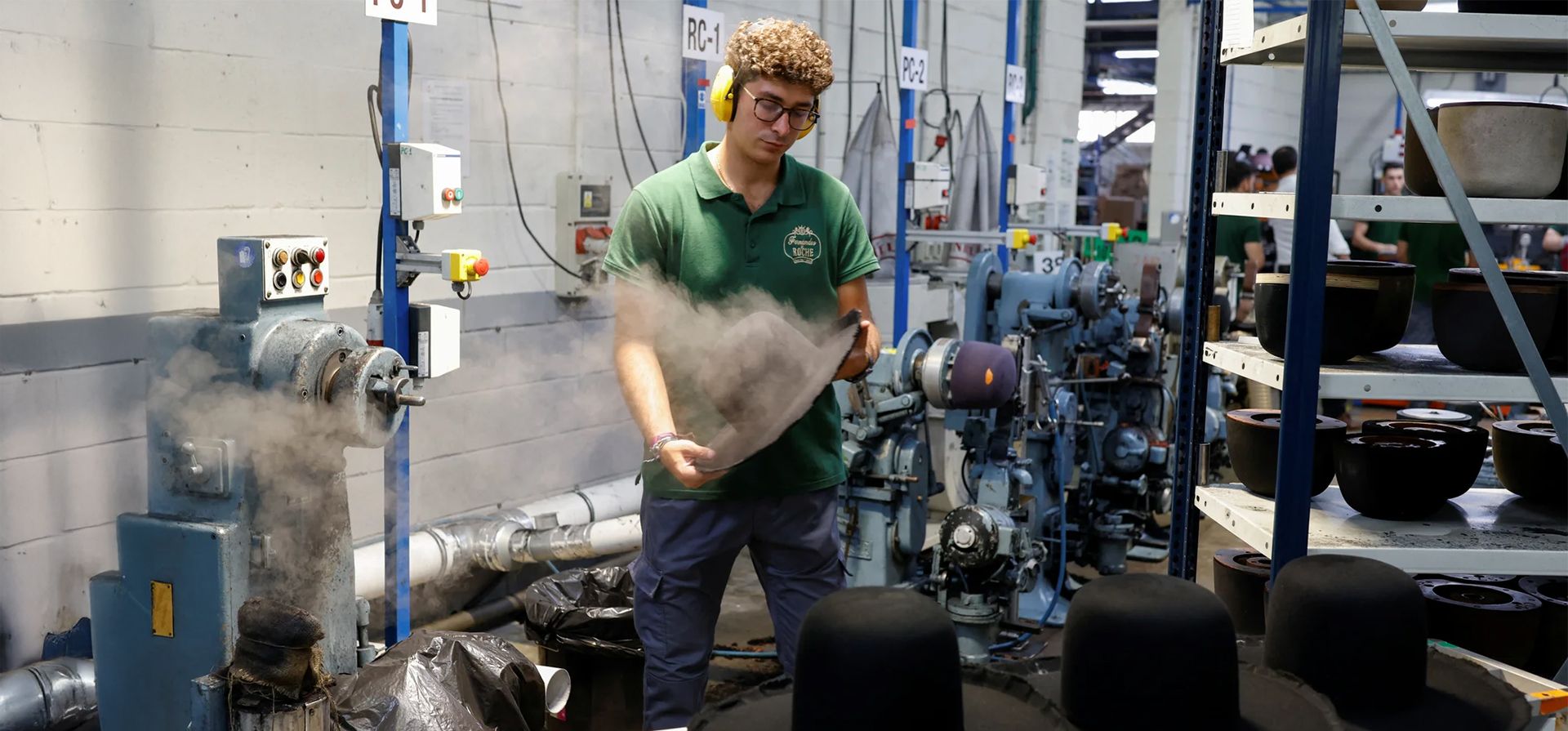 Un hombre trabaja en la fábrica Fernández y Roche Industrias Sombrereras Españolas, de 140 años de antigüedad, que produce sombreros judíos ortodoxos, en Salteras, Sevilla, España. Fotografía: Marcelo del Pozo/Reuters Un hombre trabaja en la fábrica Fernández y Roche Industrias Sombrereras Españolas, de 140 años de antigüedad, que produce sombreros judíos ortodoxos, en Salteras, Sevilla, España. Fotografía: Marcelo del Pozo/Reuters